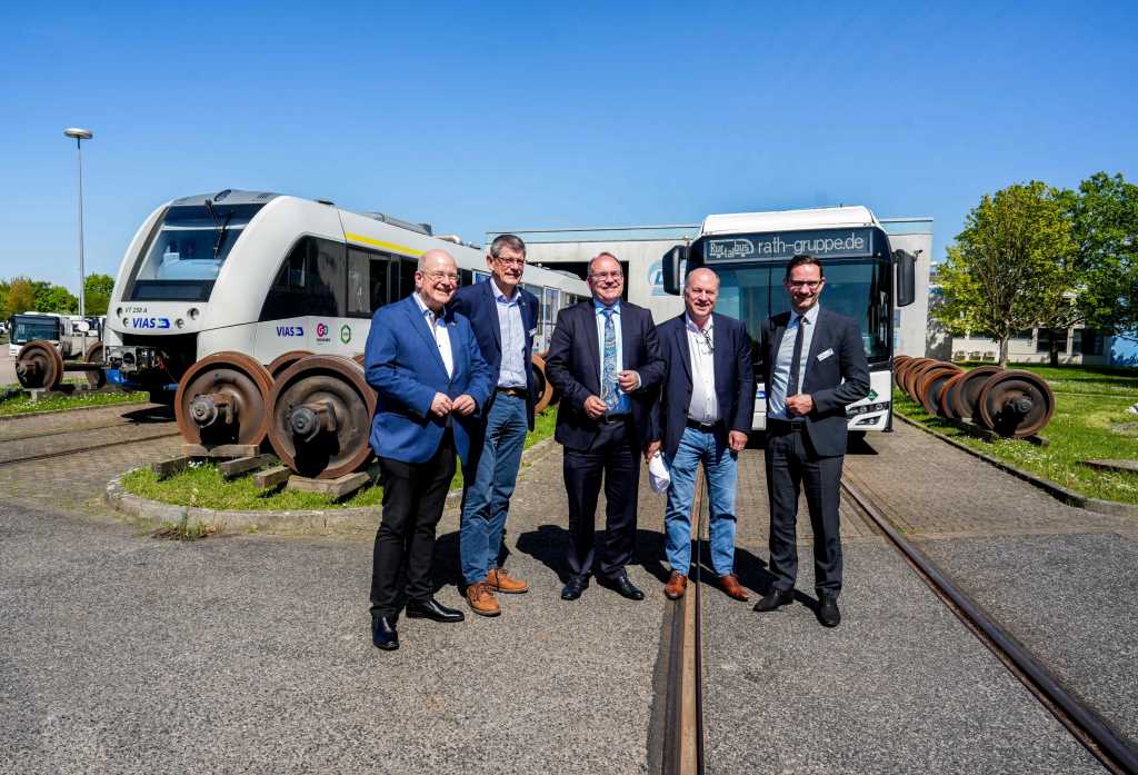 (v.li) Frank Peter Ullrich (Bürgermeister der Stadt Düren), Herbert Häner (Geschäftsführer R.A.T.H. GmbH), Dr. Ralf Nolten (Landrat des Kreises Düren), Ralph Schmitz (Geschäftsführender Gesellschafter der R.A.T.H. GmbH), Dr. Ing. René Zweigel (Geschäftsführer RATH Bahntechnik GmbH und Projektverantwortlicher)