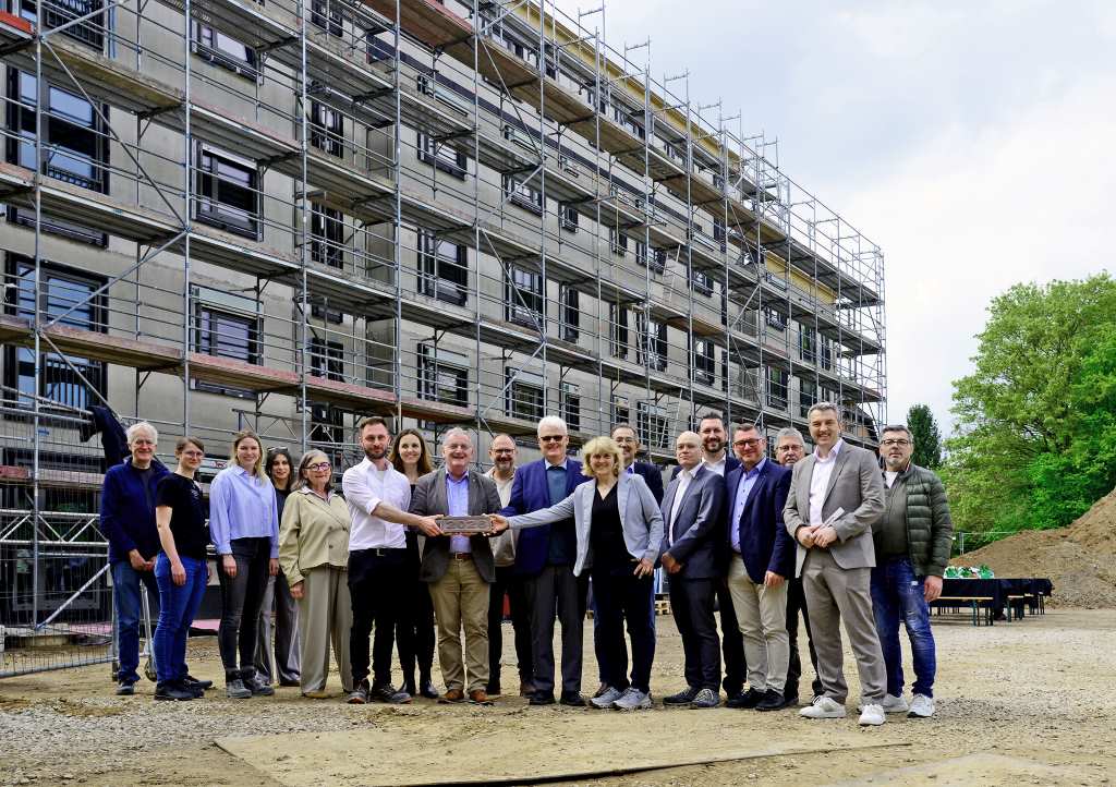 An der Viandener Straße baut die Wohnungsbaugenossenschaft für Stadt und Kreis Düren zwei  moderne Wohnhäuser mit 28 Wohnungen. Jetzt wurde auf der Baustelle Richtfest gefeiert.   Foto: C. Lammertz / ZieL.media 