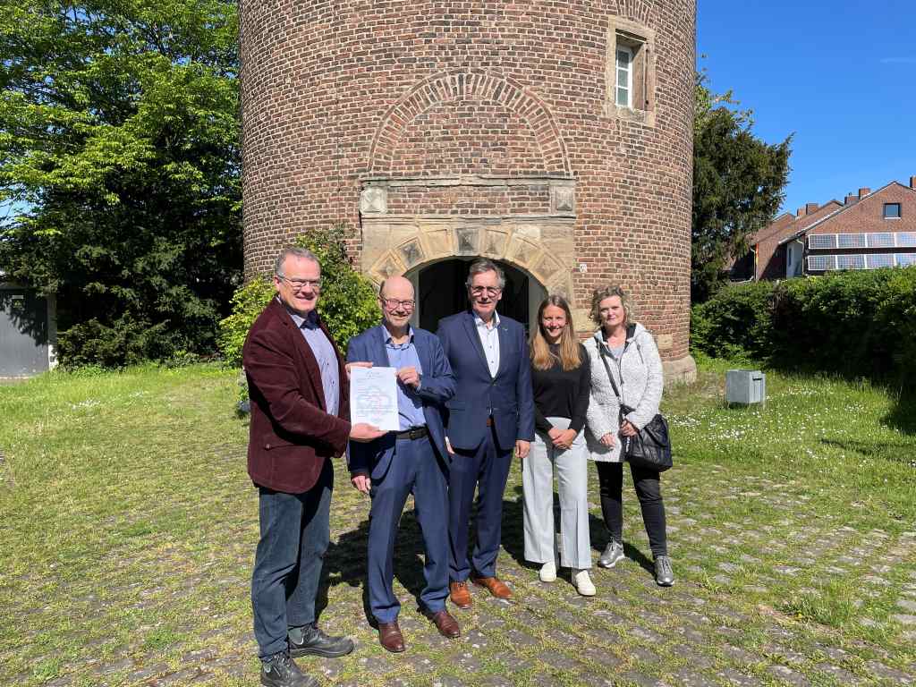 (Foto: Stephan Vollmerhausen) Auf dem Bild sind von links nach rechts: Günther Schmitz (Vorsitzender des Geschichts- und Heimatverein Merzenich), Franz-Josef Lersch-Mense (Vorstandsmitglied der NRW-Stiftung), Georg Gelhausen (Bürgermeister von Merzenich), Teresa Beverungen (Gemeindeverwaltung Merzenich) und Inge Hamboch-Kursch (Gemeindeverwaltung Merzenich ).