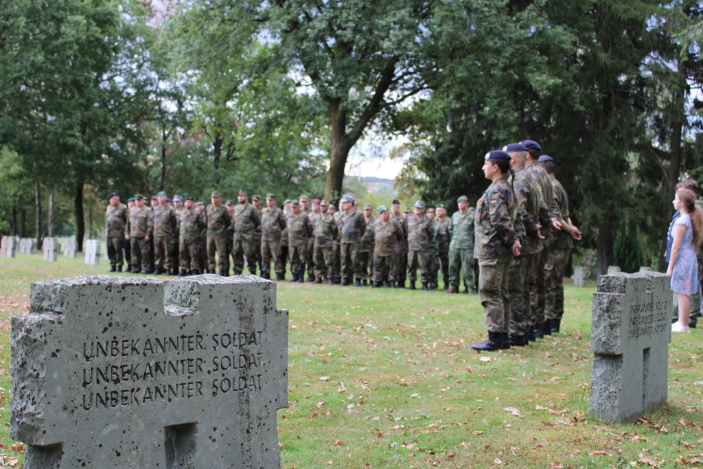Gedenken auf der Kriegsgräberstätte Hürtgen: Soldatinnen und Soldaten beim Antreten zur Kranzniederlegung im Rahmen des 41. Internationalen Hürtgenwaldmarsches. Foto: Richard van Lipzig