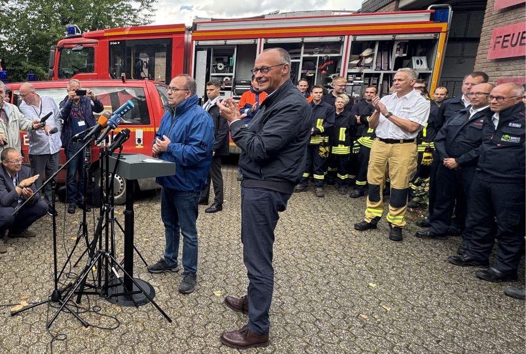 Bundeskanzler Friedrich Merz und Landrat Dr. Ralf Nolten während ihres Statements vor einer großen Medienschar an der Feuerwache in Gey. Foto: Kreis Düren Bundeskanzler Friedrich Merz und Landrat Dr. Ralf Nolten während ihres Statements vor einer großen Medienschar an der Feuerwache in Gey. Foto: Kreis Düren
