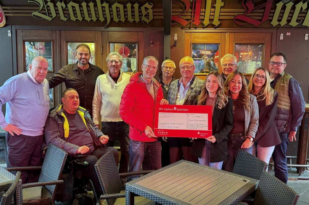 Foto (© D. Waclawek): Stammtisch Alt Düren mit Töchtern und Ehefrau von Reiner Caster und Dr. med. Bodo Müller, bei der Spendenübergabe für das Kinderzentrum am St. Marien-Hospital Düren 