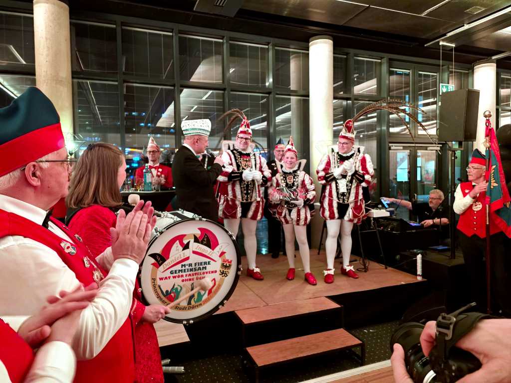 Bürgermeister Frank Peter Ullrich dankte Kinderprinz Tom II. und dem Dürener Prinzenpaar Daniel I. und Ingo II. für eine grandiose Session. Bürgermeister Frank Peter Ullrich dankte Kinderprinz Tom II. und dem Dürener Prinzenpaar Daniel I. und Ingo II. für eine grandiose Session.