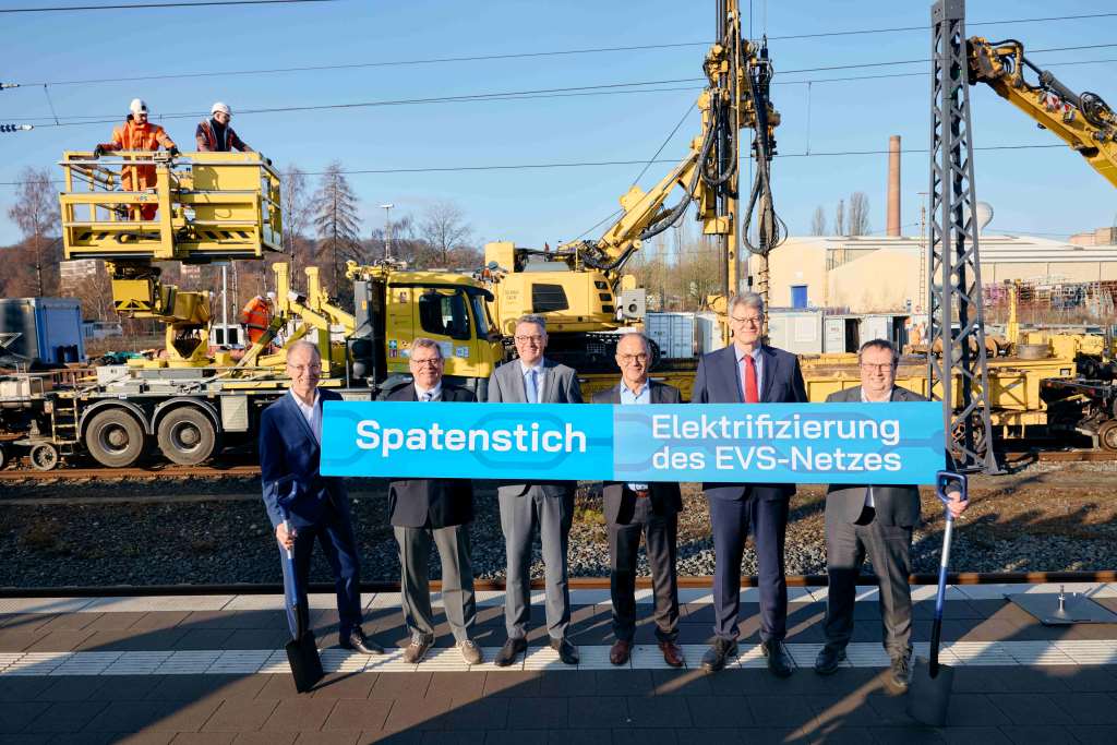 von links: go.Rheinland-Geschäftsführer Dr. Norbert Reinkober, EVS-Geschäftsführer Christian Hartrampf, Städteregionsrat Dr. Tim Grüttemeier, EVS-Geschäftsführer Thomas Fürpeil, Bundesverkehrsminister Patrick Schnieder und Landesverkehrsminister Oliver Krischer. / go.Rheinland/Tim Frankenheim von links: go.Rheinland-Geschäftsführer Dr. Norbert Reinkober, EVS-Geschäftsführer Christian Hartrampf, Städteregionsrat Dr. Tim Grüttemeier, EVS-Geschäftsführer Thomas Fürpeil, Bundesverkehrsminister Patrick Schnieder und Landesverkehrsminister Oliver Krischer. / go.Rheinland/Tim Frankenheim