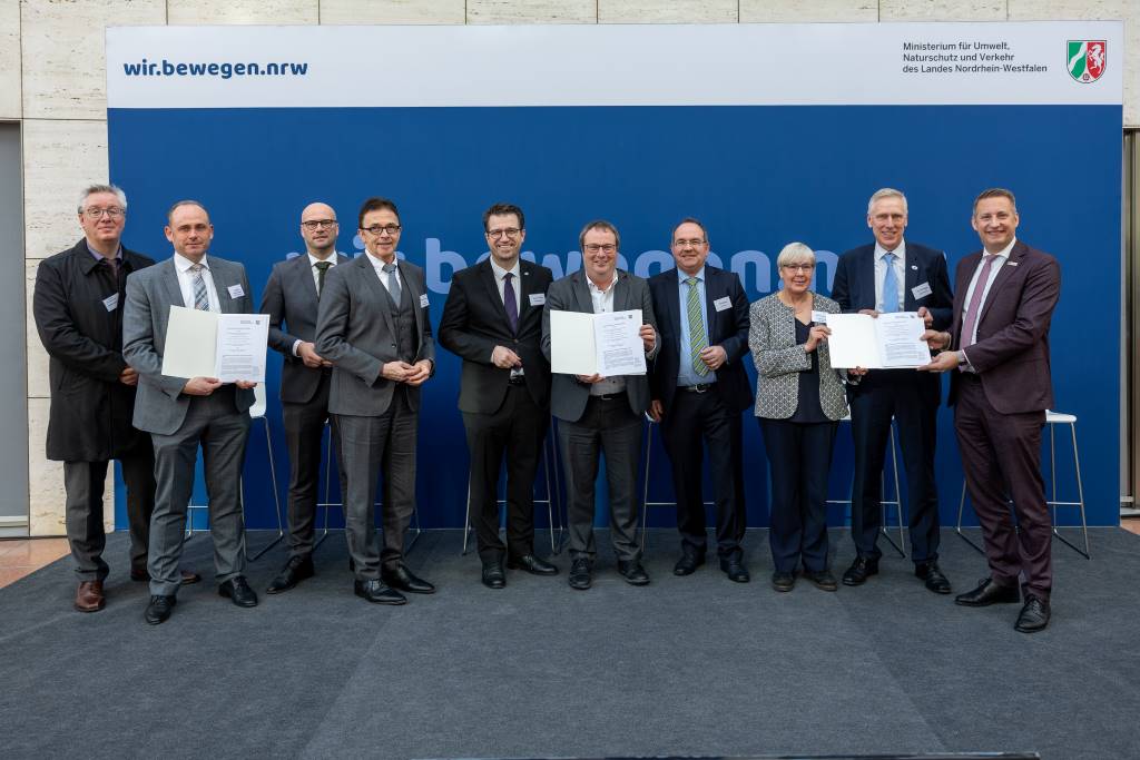 Nordrhein-Westfalen stellt den Hochwasserschutz auf ein neues Fundament: Umweltminister Oliver Krischer hat gemeinsam mit Vertreterinnen und Vertretern der Kommunalen Spitzenverbände, der Wasserverbände und der Bezirksregierungen in Düsseldorf den „Pakt für Hochwasserschutz“ unterzeichnet. Ziel ist es, Schutzmaßnahmen künftig besser abzustimmen, schneller umzusetzen und Kommunen sowie Wasserverbände gezielt zu unterstützen. Foto: PK-Media Consulting GmbH