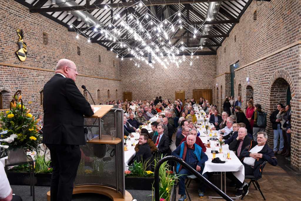 Bürgermeister Frank Peter Ullrich bei seiner Ansprache auf Schloss Burgau vor rund 450 geladenen Gästen.