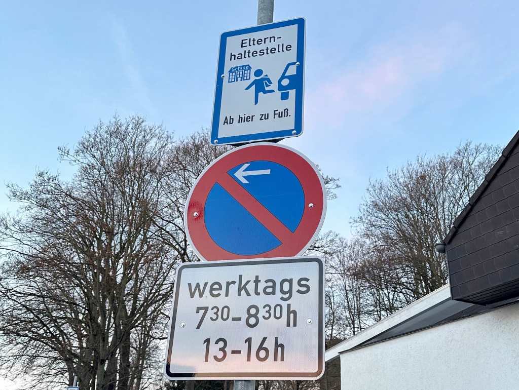 Um den Schulweg für die Schülerinnen und Schüler der Anne-Frank-Gesamtschule in Mariaweiler sicherer zu gestalten, hat die Stadt Düren dort unter anderem Elternhaltestellen eingerichtet.