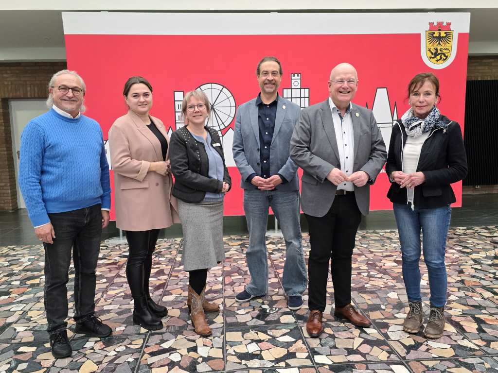 Die Organisatorinnen und Organisatoren in der Stadtverwaltung und dem Festkomitee Dürener Karneval freuen sich gemeinsam auf die nächste Ausgabe von „Jeck am Markt“ an Weiberfastnacht auf dem Marktplatz zum Auftakt des Straßenkarnevals. 