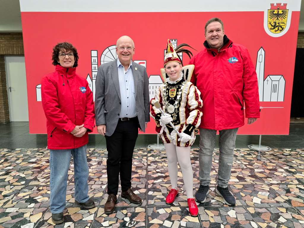Bürgermeister Frank Peter Ullrich (2.v.l.) freut sich zusammen mit Dürens Kinderprinz Tom II. (3.v.l.) sowie Monika Leßenich (1.v.l.) und Frank Leßenich (3.v.l.), vom Verein „Kinderkarnevalszug Düren 2006/2007 e.V.“ und auf den 18. Dürener Kinderkarnevalszug am 25. Januar 2026.
