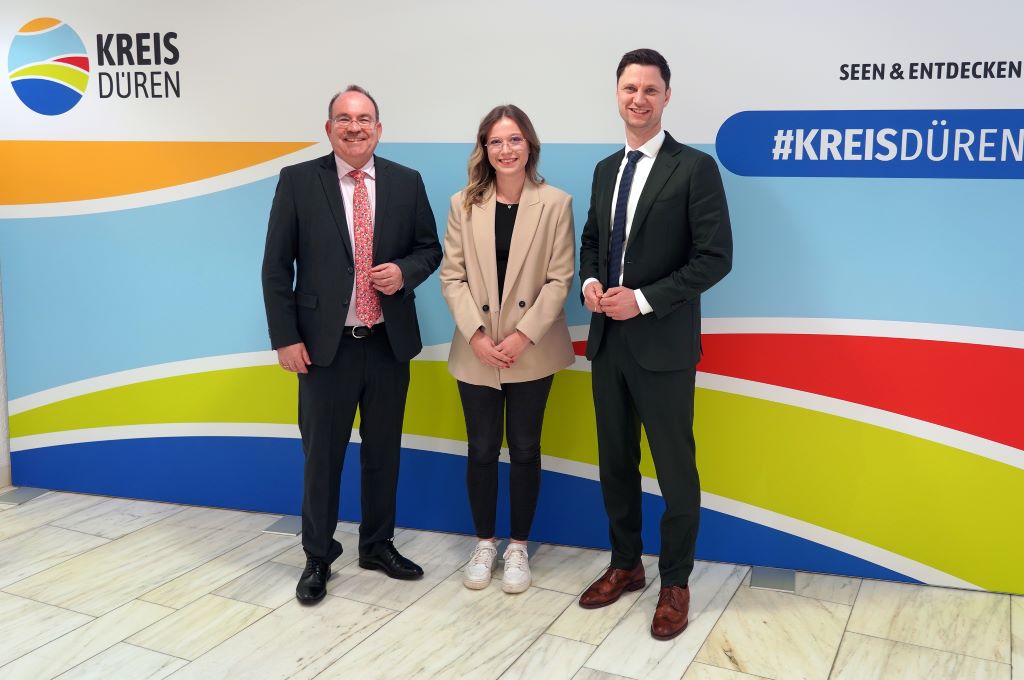 Amtsantritt: Der neue Kreisdirektor Dr. Martin Stiller (rechts) mit seiner Assistentin Celina Knust und Landrat Dr. Ralf Nolten. Foto: Kreis Düren