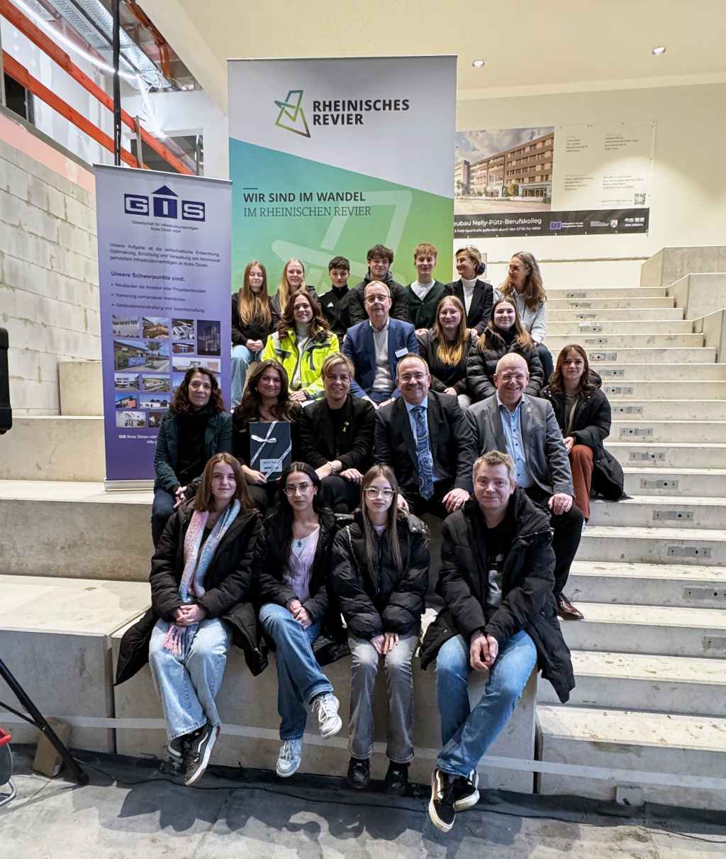 Vertreterinnen und Vertreter aus Politik, Verwaltung, Bauwirtschaft und Schule feiern gemeinsam mit Schülerinnen und Schülern das Richtfest des neuen Nelly-Pütz-Berufskollegs. Fotos: Kreis Düren