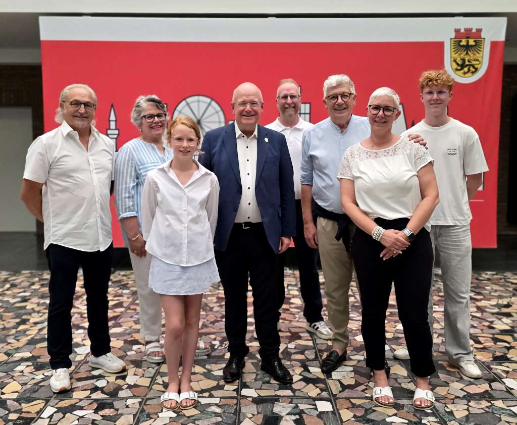 Gemeinsam mit ihrer Familie und dem Präsidenten des Festkomitee Dürener Karneval, Wino Ulhas (6.v.l.) traf die designierte Kinderprinzessin Clara-Marie I. (3.v.l.) Bürgermeister Frank Peter Ullrich (4.v.l.) im Rathaus zu einem ersten Austausch.