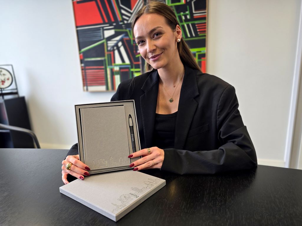 Melissa Abaza aus der Repräsentationsabteilung der Stadt Düren präsentiert das neue repräsentative Geschenkset, das zukünftig bei offiziellen Anlässen verschenkt wird. Melissa Abaza aus der Repräsentationsabteilung der Stadt Düren präsentiert das neue repräsentative Geschenkset, das zukünftig bei offiziellen Anlässen verschenkt wird.