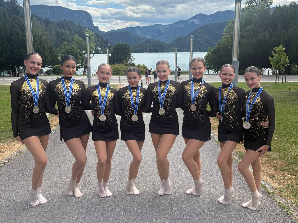 Tänzerinnen und Tänzer der Musikschule Düren sicherten sich bei den Weltmeisterschaften in Slowenien zwei Gold- und zwei Silbermedaillen, dazu noch weitere hervorragende Platzierungen. (Im Bild die „TF Juniors“) (Foto: privat)