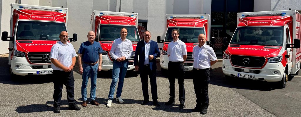 Übergeben neue Rettungswagen an den Einsatzdienst: Guido Kühler, Stefan Dohmen (beide RDKD), Landrat Dr. Ralf Nolten, RDKD-Vorstand Dr. Norbert Hambach, Carsten Lange und Robert Engels (beide RDKD, v.r.). Foto: Kreis Düren