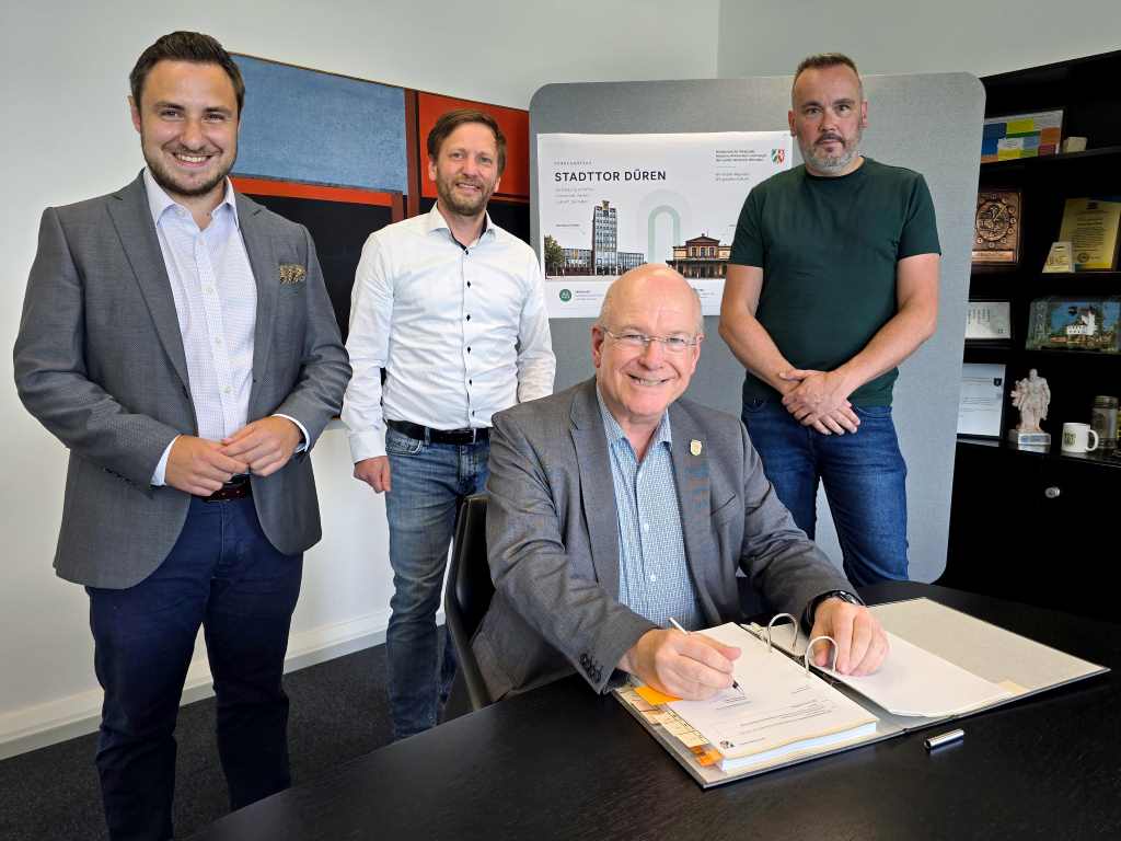 Foto: Im Rathaus unterzeichnete Bürgermeister Frank Peter Ullrich (3.v.l.) jetzt einen Förderantrag zur umfassenden Sanierung des Dürener Bahnhofs. Mit im Bild (v.l.n.r.): Sebastian Eich (Koordinator der Stadt Düren für das Innovationsquartier Düren), Winfried Kranz-Pitre (Geschäftsführer WIN.DN), Michael Weckauf (Projektmanager der Stadt Düren).