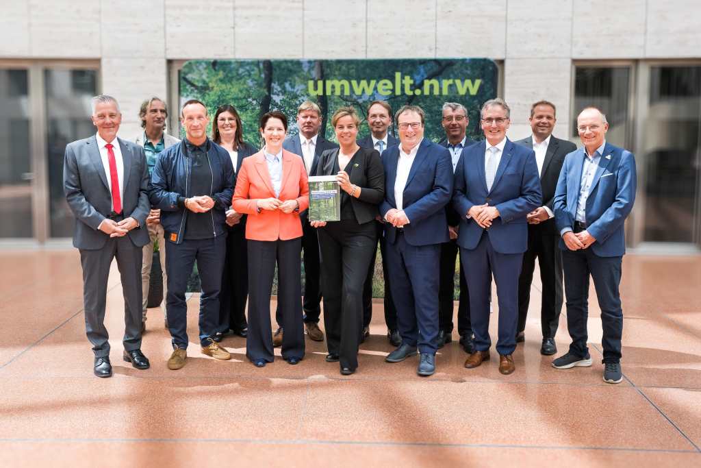 © MUNV NRW/ Andrea Bowinkelmann Der dauerhafte Erhalt des Hambacher Waldes und seine ökologische Vernetzung sind geklärt. Eine Arbeitsgruppe bestehend aus Ministerien, Kommunen der Region, der RWE Power AG, Vertretern des Naturschutzes und der Landwirtschaft hat ein umfassendes Konzept erarbeitet. Eine gemeinsame Erklärung, die bislang offene Fragen zur Zukunft des Hambacher Waldes beantwortet, unterzeichneten die Beteiligten am Dienstag, 9. Juni 2026, gemeinsam im Umweltministerium. Demnach sollen die Wälder unter Schutz gestellt und die Flächen künftig in öffentliches Eigentum überführt werden. © MUNV NRW/ Andrea Bowinkelmann Der dauerhafte Erhalt des Hambacher Waldes und seine ökologische Vernetzung sind geklärt. Eine Arbeitsgruppe bestehend aus Ministerien, Kommunen der Region, der RWE Power AG, Vertretern des Naturschutzes und der Landwirtschaft hat ein umfassendes Konzept erarbeitet. Eine gemeinsame Erklärung, die bislang offene Fragen zur Zukunft des Hambacher Waldes beantwortet, unterzeichneten die Beteiligten am Dienstag, 9. Juni 2026, gemeinsam im Umweltministerium. Demnach sollen die Wälder unter Schutz gestellt und die Flächen künftig in öffentliches Eigentum überführt werden.