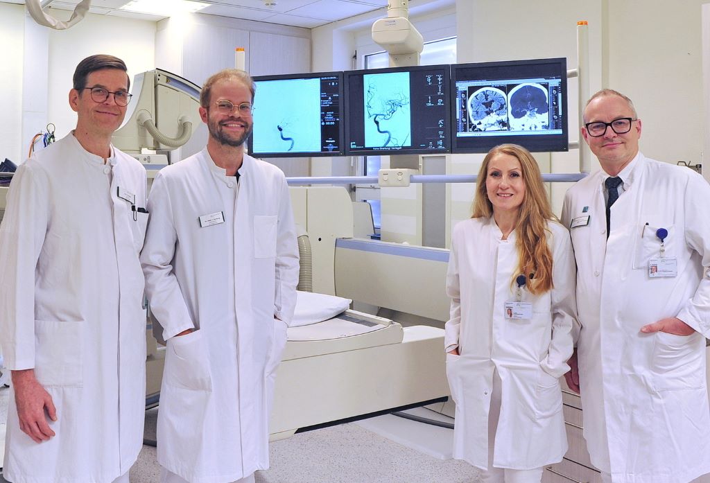 Foto (© Kaya Erdem) v.l.: Kai Roeber (Chefarzt Radiologie), Neuroradiologe Dr. med. Frederik Boxberg (Sektionsleiter Neuroradiologie), Dr. med. Ummehan Ermis (Chefärztin Neurologie) und Dr. med. Huppertz-Thyssen MHBA, DESAIC (Chefarzt Anästhesiologie, Notfall- und Intensivmedizin)