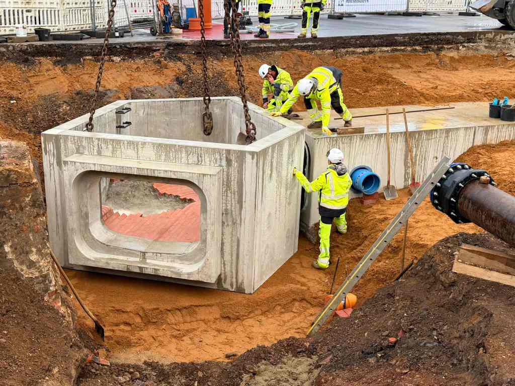 An der Kreuzung Malteserstraße/Veldener Straße ist ein 28 Tonnen schweres Schachtbauwerk erfolgreich eingesetzt worden. 