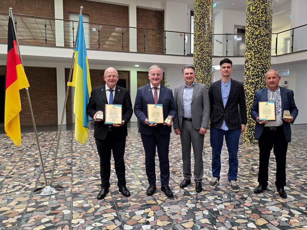 Foto: Der Sekretär des Baptistenbundes der Region Lwiw, Alexander Romaniuk (3.v.l.) überreichte Bürgermeister Frank Peter Ullrich (1.v.l.), Bürgermeister a. D. Paul Larue (2.v.l.) und Edward Schulz (5.v.l.) von der Baptistengemeinde Düren die Medaille „Für die Opferbereitschaft und Liebe zur Ukraine“ für ihr langjähriges und außergewöhnliches Engagement zugunsten der Menschen in der Ukraine. (Mit im Bilde: Dima Berhilevych (4.v.l.) – ebenfalls vom Baptistenbundes der Region Lwiw) Foto: Der Sekretär des Baptistenbundes der Region Lwiw, Alexander Romaniuk (3.v.l.) überreichte Bürgermeister Frank Peter Ullrich (1.v.l.), Bürgermeister a. D. Paul Larue (2.v.l.) und Edward Schulz (5.v.l.) von der Baptistengemeinde Düren die Medaille „Für die Opferbereitschaft und Liebe zur Ukraine“ für ihr langjähriges und außergewöhnliches Engagement zugunsten der Menschen in der Ukraine. (Mit im Bilde: Dima Berhilevych (4.v.l.) – ebenfalls vom Baptistenbundes der Region Lwiw)