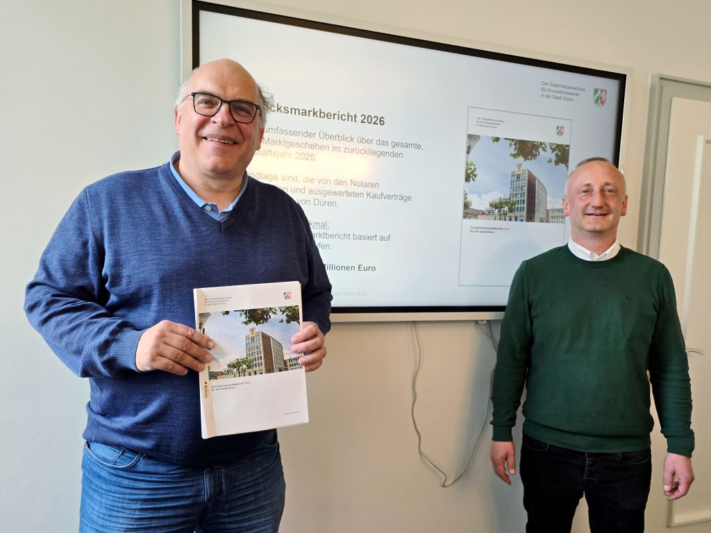 Der Vorsitzende des Gutachterausschusses für Grundstückswerte der Stadt Düren, Thomas Heinz (r.) und Thomas Ecke von der Geschäftsstelle des Gutachterausschusses präsentierten im Rathaus den Grundstückmarktbericht 2026.