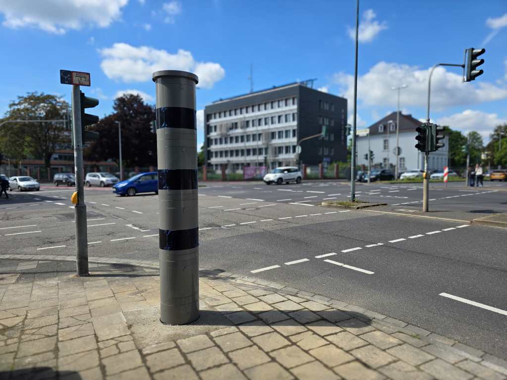Um die Verkehrssicherheit in dem Bereich zu erhöhen, hat die Stadt Düren an der Kreuzung an der Kreispolizeibehörde eine neue Messanlage errichtet.