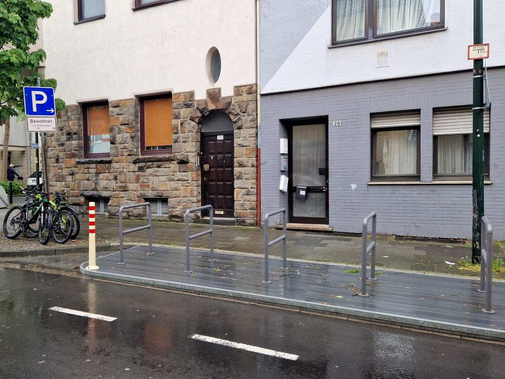 Eine der drei mobilen Fahrradplattformen der Stadt Düren steht jetzt in der Oststraße. Die beiden anderen Am Pletzerturm und in der Nörvenicher Straße. Eine der drei mobilen Fahrradplattformen der Stadt Düren steht jetzt in der Oststraße. Die beiden anderen Am Pletzerturm und in der Nörvenicher Straße.