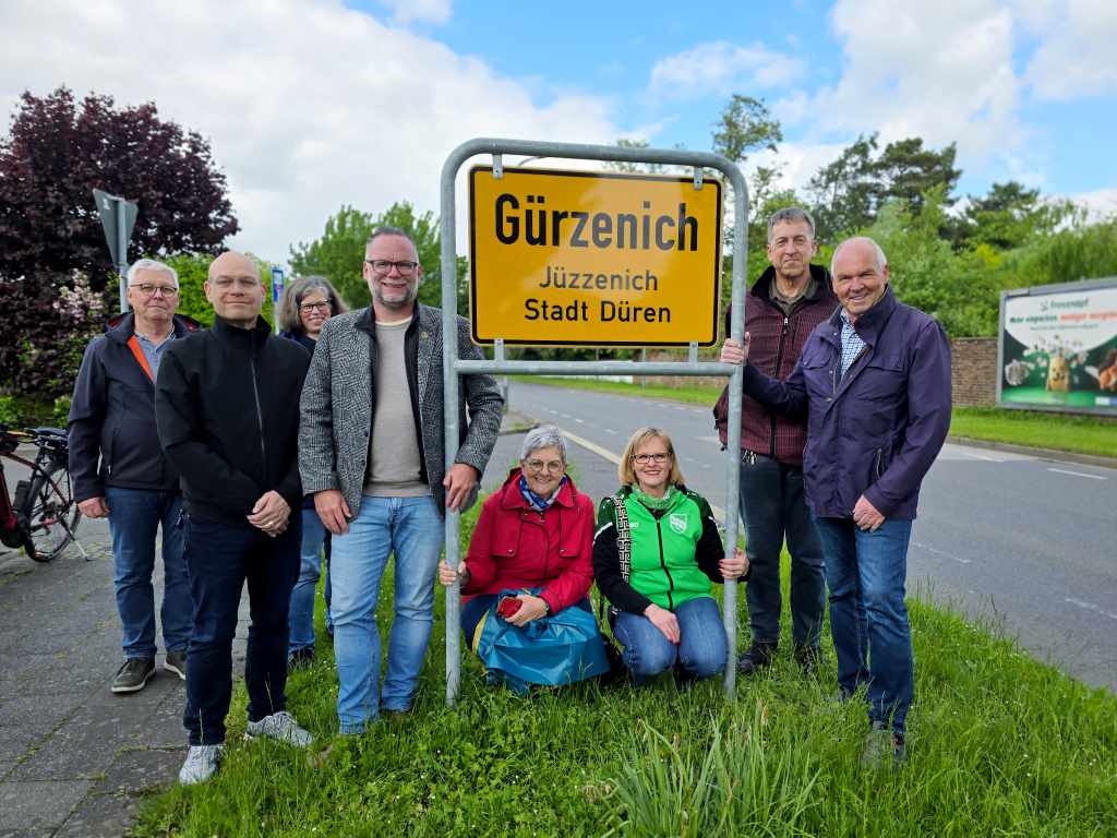 Auf der Bahnstraße in Gürzenich wurden heute die neuen Ortseingangsschilder mit dem Zusatz „Jüzzenich“ aufgestellt. Auf der Bahnstraße in Gürzenich wurden heute die neuen Ortseingangsschilder mit dem Zusatz „Jüzzenich“ aufgestellt.