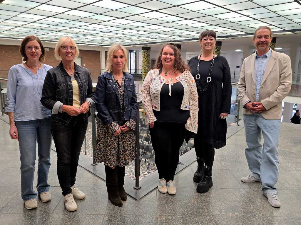 (v.l.n.r.): Sandra Ollig (Stadt Düren), Liesel Koschorreck (Vorsitzende des Jugendhilfeausschusses), Beatrix Prescher-Dienstknecht (Stadt Düren), Marie Huth (stellvertretende Vorsitzende des Jugendhilfeausschusses), Jennifer Vetter (Stadt Düren), Christopher Löhr (Beigeordneter für Generationen, Demografie und Soziales der Stadt Düren). (v.l.n.r.): Sandra Ollig (Stadt Düren), Liesel Koschorreck (Vorsitzende des Jugendhilfeausschusses), Beatrix Prescher-Dienstknecht (Stadt Düren), Marie Huth (stellvertretende Vorsitzende des Jugendhilfeausschusses), Jennifer Vetter (Stadt Düren), Christopher Löhr (Beigeordneter für Generationen, Demografie und Soziales der Stadt Düren).