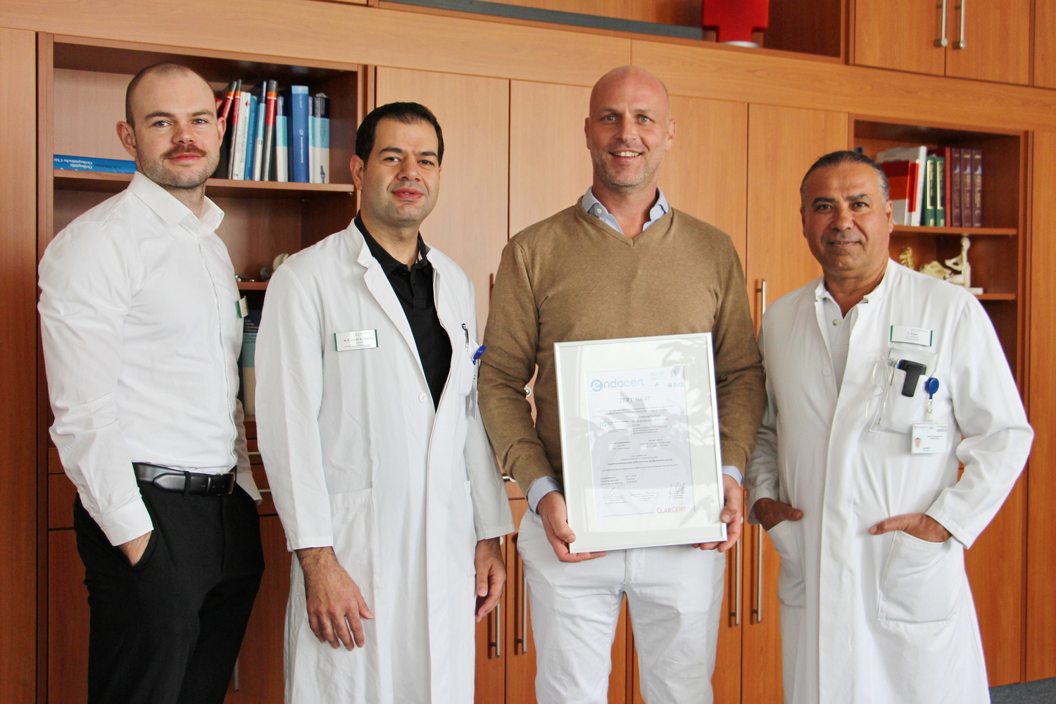 Foto (© H. Deniz-Altin) v.l.: Julian Kleinpaß (Kfm. Direktor), Oberarzt Ahmad Abuzaid (Senior-Hauptoperateur EPZmax), Dr. med. Tobias Greiner (leitender Chefarzt) und der leitende Oberarzt Cem Dilan (Senior-Hauptoperateur EPZmax) im St. Augustinus-Krankenhaus Düren