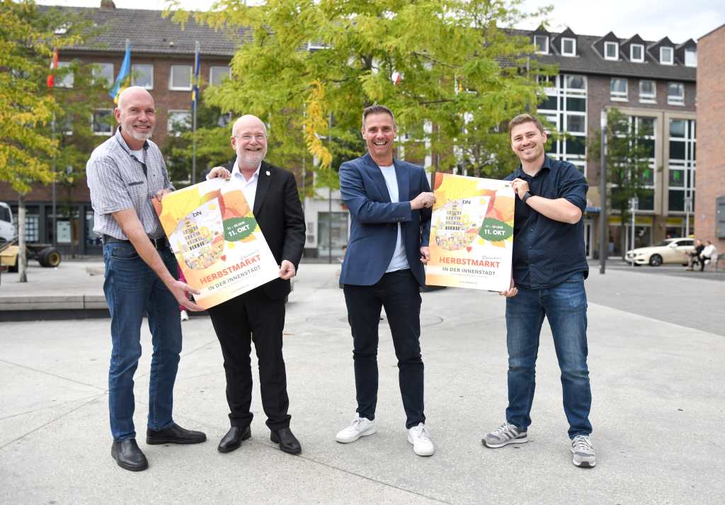 Freuen sich auf den kommenden Herbstmarkt: (v.l.n.r.) Hans Bert Cremer (Verband Reisender Schausteller, Düren), Bürgermeister Frank Peter Ullrich, Veranstaltungsmanager Markus Schöning und Manuel Keischgens vom CityMa Düren e.V. Freuen sich auf den kommenden Herbstmarkt: (v.l.n.r.) Hans Bert Cremer (Verband Reisender Schausteller, Düren), Bürgermeister Frank Peter Ullrich, Veranstaltungsmanager Markus Schöning und Manuel Keischgens vom CityMa Düren e.V.