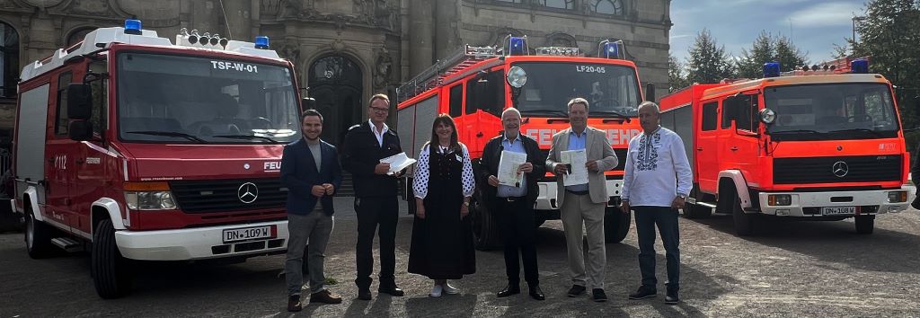 Zum 25-jährigen Jubiläum der Städtepartnerschaft zwischen Düren und Stryj wurden im Rahmen der Partnerschaftsmeile zum Dürener Stadtfest drei Feuerwehrfahrzeuge an die ukrainische Delegation übergeben. Zum 25-jährigen Jubiläum der Städtepartnerschaft zwischen Düren und Stryj wurden im Rahmen der Partnerschaftsmeile zum Dürener Stadtfest drei Feuerwehrfahrzeuge an die ukrainische Delegation übergeben.