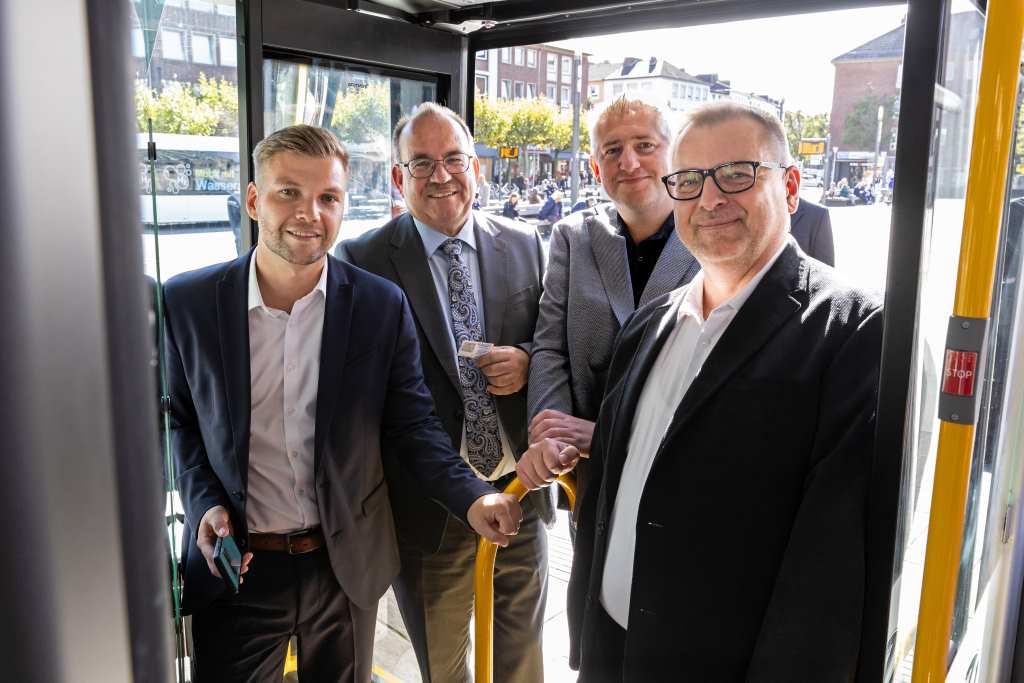 (v. li.): Dustin Gillon (Betreuung Spezialbereiche/Treasury, Sparkasse Düren), Dr. Ralf Nolten, Landrat des Kreises Düren), Christian Hoverath, Geschäftsführer Rurtalbus GmbH), Frank Kirfel (Fachberater Payment, Sparkasse Düren) bei der Vorstellung des bargeldlosen Zahlsystems der Rurtalbus GmbH. Fotocredit: Sparkasse Düren/Rurtalbahn GmbH (v. li.): Dustin Gillon (Betreuung Spezialbereiche/Treasury, Sparkasse Düren), Dr. Ralf Nolten, Landrat des Kreises Düren), Christian Hoverath, Geschäftsführer Rurtalbus GmbH), Frank Kirfel (Fachberater Payment, Sparkasse Düren) bei der Vorstellung des bargeldlosen Zahlsystems der Rurtalbus GmbH. Fotocredit: Sparkasse Düren/Rurtalbahn GmbH