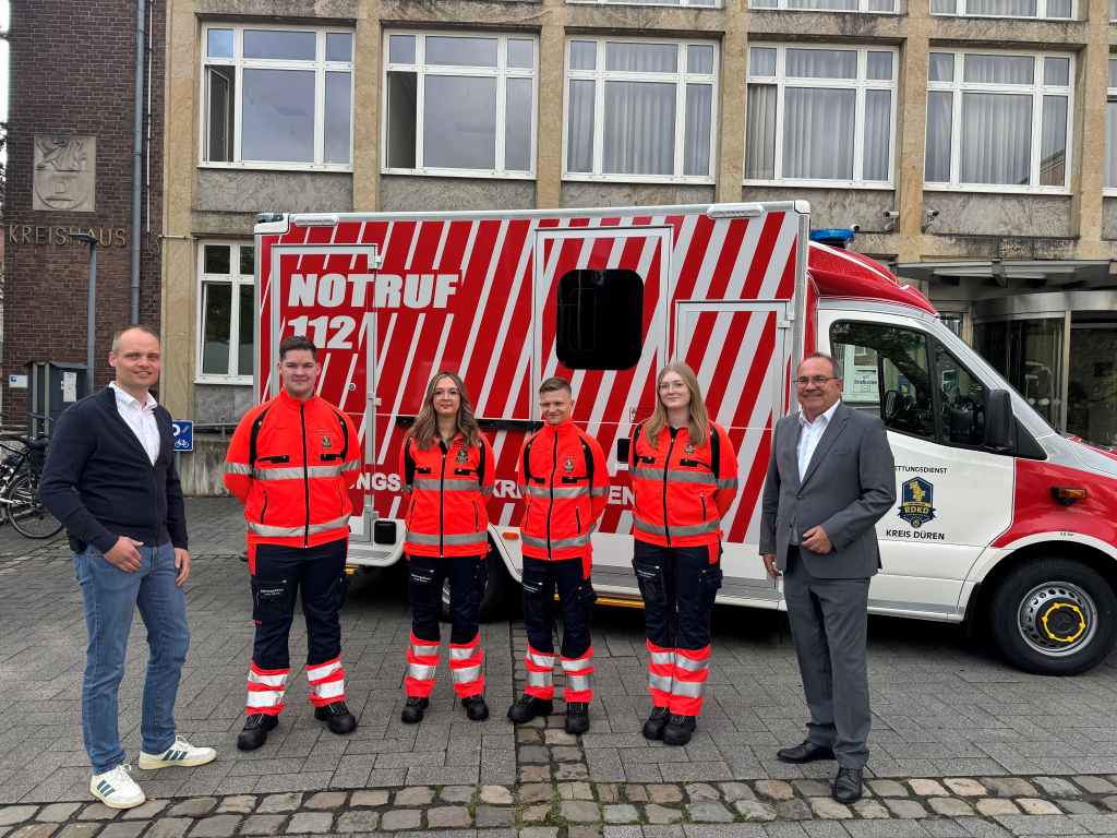 Niklas Meyer, Tamara Abel, Luc Marten Ludlage und Angelina Riebschläger (v.l.) starten in ihre Notfallsanitäter-Ausbildung. Begrüßt wurden sie von Landrat Dr. Ralf Nolten (r.) und RDKD-Vorstand Dr. Norbert Hambach. Foto: Kreis Düren