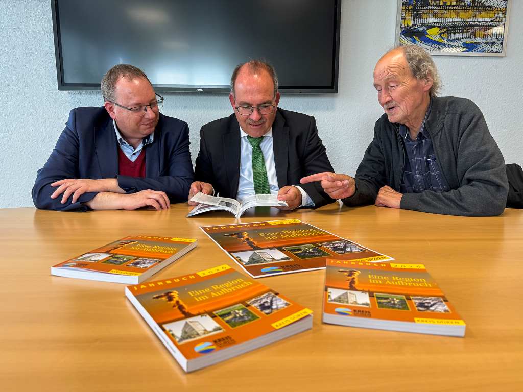 Bernd Hahne (rechts) und Guido von Büren (links) präsentieren Landrat Dr. Ralf Nolten das neue Kreisjahrbuch. Foto: Kreis Düren 